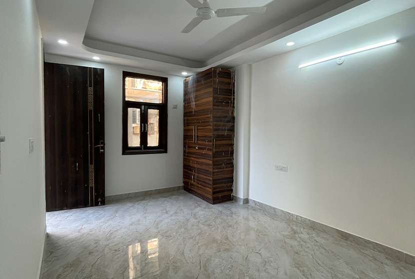 L-Corner 3 BHK Flat in South Delhi With Registry